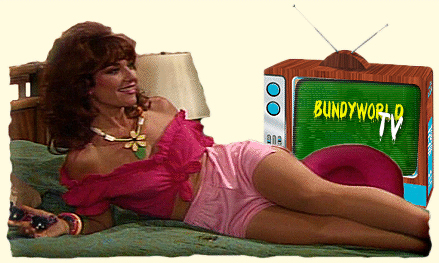 Peggy liegt auf dem Bett und neben ihr ist ein Fernseher auf dem der Schriftzug steht Bundyworld TV.